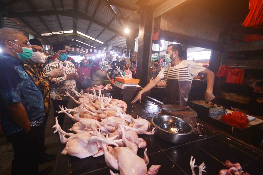SIDAK : Tim Pengendali Inflasi Daerah (TPID) Kota Pontianak melakukan sidak di beberapa Pasar Tradisional salah satunya Pasar Flamboyan, Kamis (9/7). Sidak ini dilakukan untuk mengecek harga kebutuhan pokok di Kota Pontianak.  MEIDY KHADAFI/PONTIANAK POST