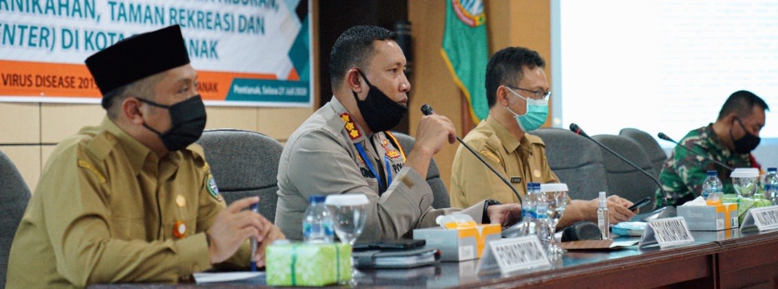 BEROPERASI: Wali Kota Pontianak, Edi Rusdi Kamtono saat sosialisasi dibuka kembali usaha sektor jasa di Pontianak. PROKOPIM FOR PONTIANAK POST