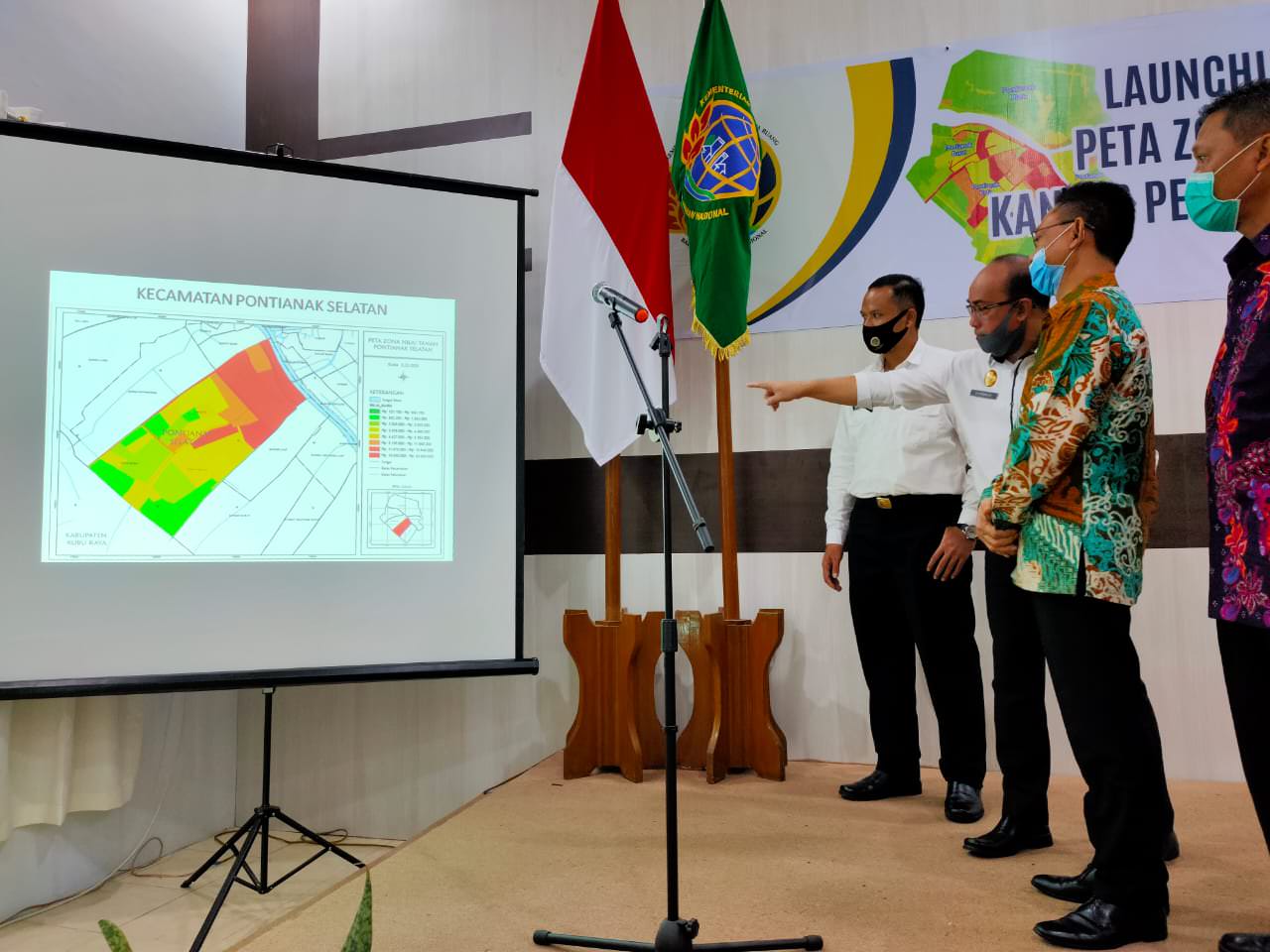 PETA ZNT: Wali Kota Pontianak, Edi Rusdi Kamtono melihat peta zona nilai tanah (ZNT) yang diluncurkan Kantor Pertanahan Pontianak. ISTIMEWA