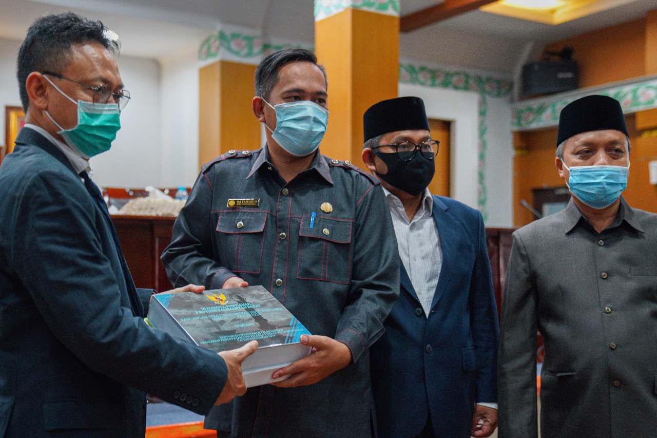 SILPA: Wali Kota Pontianak, Edi Rusdi Kamtono menyerahkan dokumen pertanggungjawaban APND 2019 kepada Ketua DPRD Pontianak, Satarudin. PROKOPIM PONTIANAK FOR PONTIANAK POST
