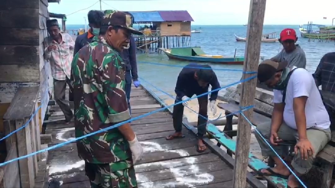 OLAH TKP: Polisi, TNI, dan warga saat melakukan olah TKP perkelahian yang berujung pada tewasnya UR, kemarin. IST