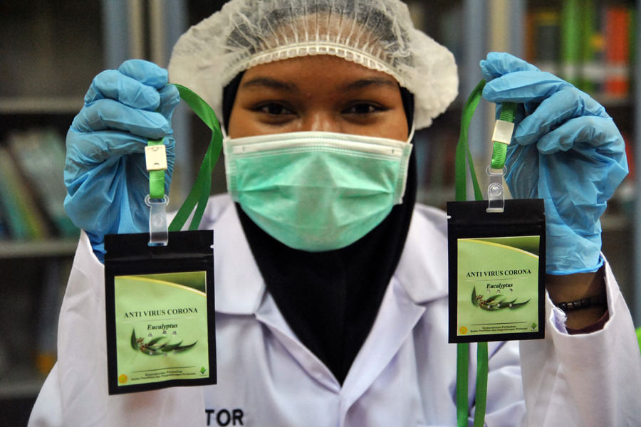 Pekerja menunjukkan kalung antivirus hasil pengolahan laboratorium nano teknologi di Balitbangtan, Balai Besar Litbang Pascapanen Pertanian, Cimanggu, Kota Bogor, Jawa Barat, Selasa (7/7/2020). Kementerian Pertanian meluncurkan inovasi produk berbasis tan