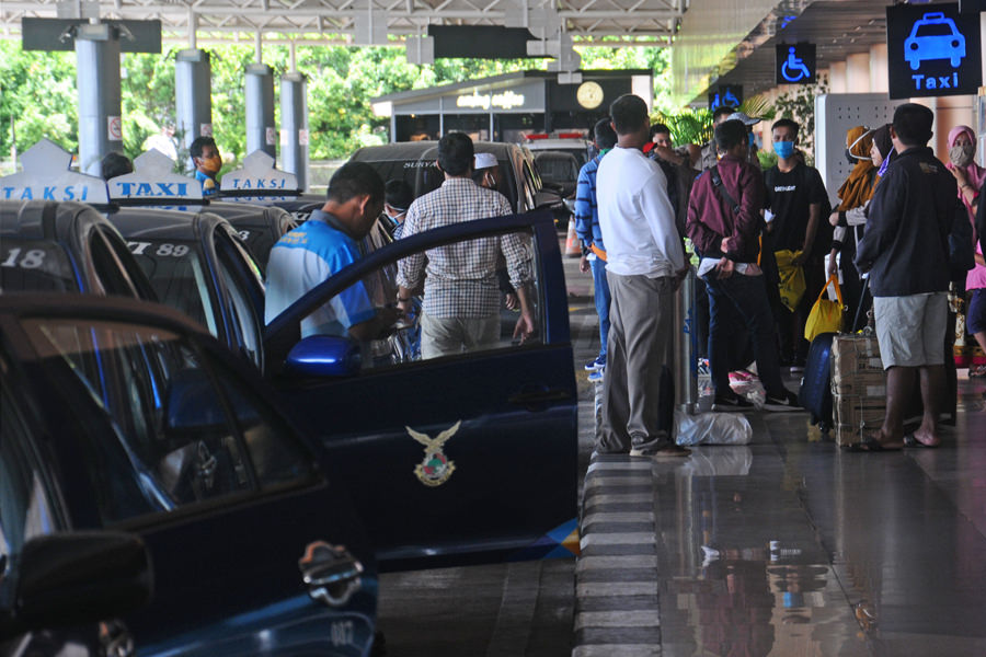 KEMBALI RAMAI: Penumpang pesawat tiba di Bandara Supadio beberapa waktu lalu. Tren penerbangan kini sudah kembali bergairah dan jumlah penumpang terus meningkat.  DOK