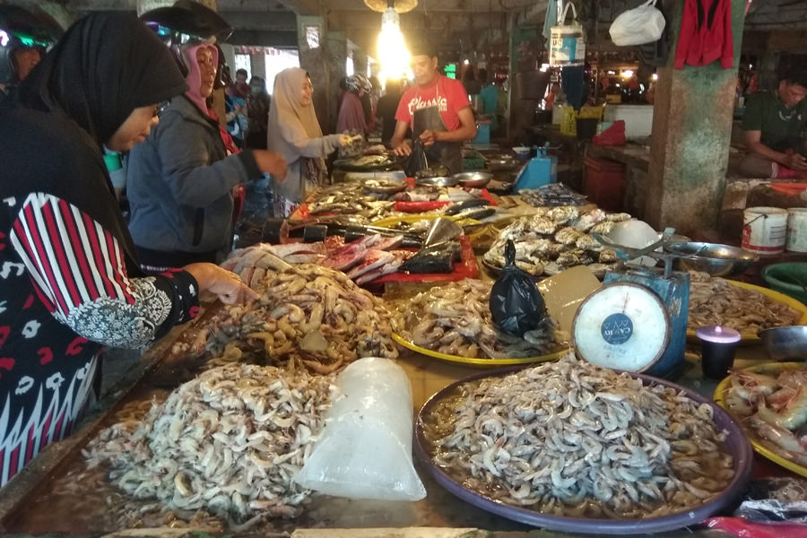 HARGA IKAN: Warga berbelanja ikan di Pasar Dahlia. Mengingat harga ayam sedang tinggi, ikan menjadi salah satu alternatif bagi warga. HARYADI/PONTIANAKPOST