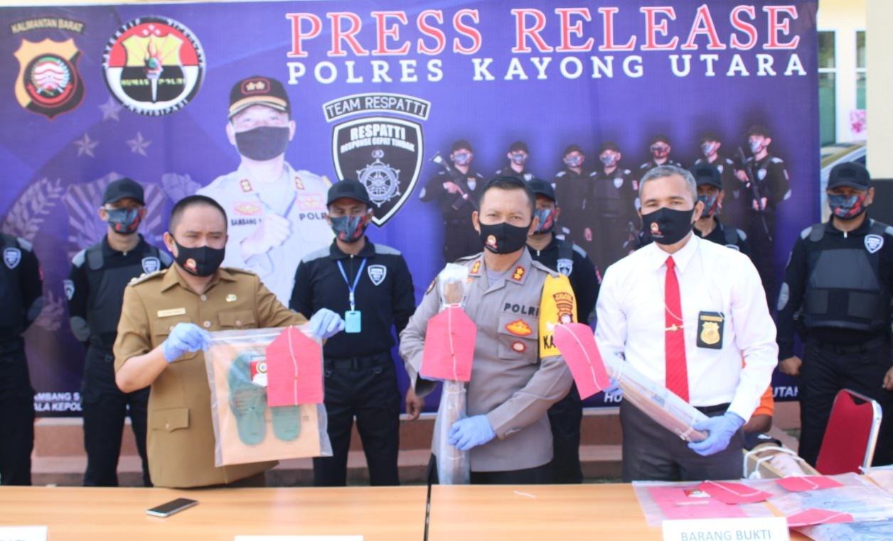 KETERANGAN PERS: Kapolres Kayong Utara, AKBP Bambang Sukmo Wibowo, Wakil Bupati Kayong Utara Effendi Ahmad,  dan Kasat Reskrim Polres Kayong Utara,  AKP David Dino Sipahutar saat press release kasus pembunuhan di Dusun Tanjung Ru,  Desa Padang,  Kepulauan