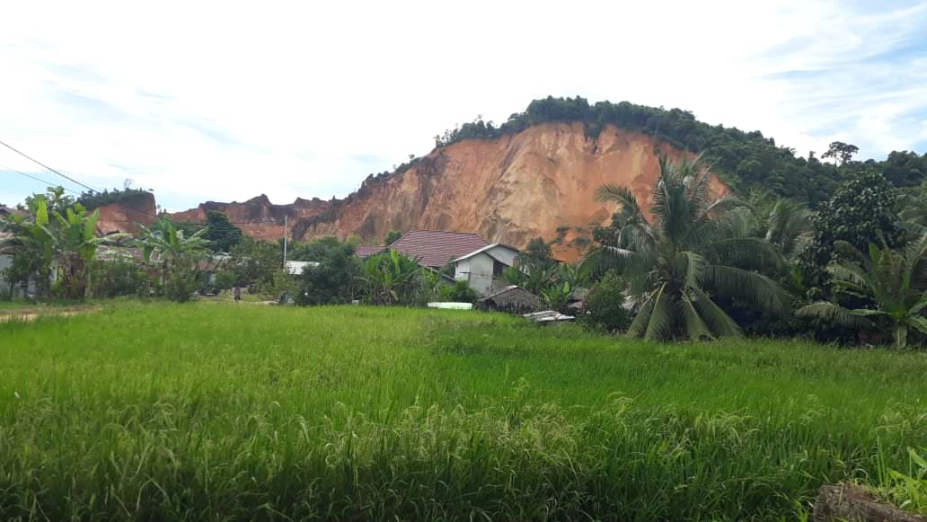 LONGSOR: Bukit di Paniraman, Kecamatan Sungai Pinyuh yang mengalami longsor beberapa hari lalu.  WAHYU/PONTIANAKPOST