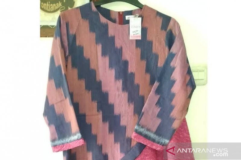 TENUN KHAS: Salah satu model dan kualitas kain tenun Kalimantan Barat Rind`s Tenun. ANTARA/Dedi