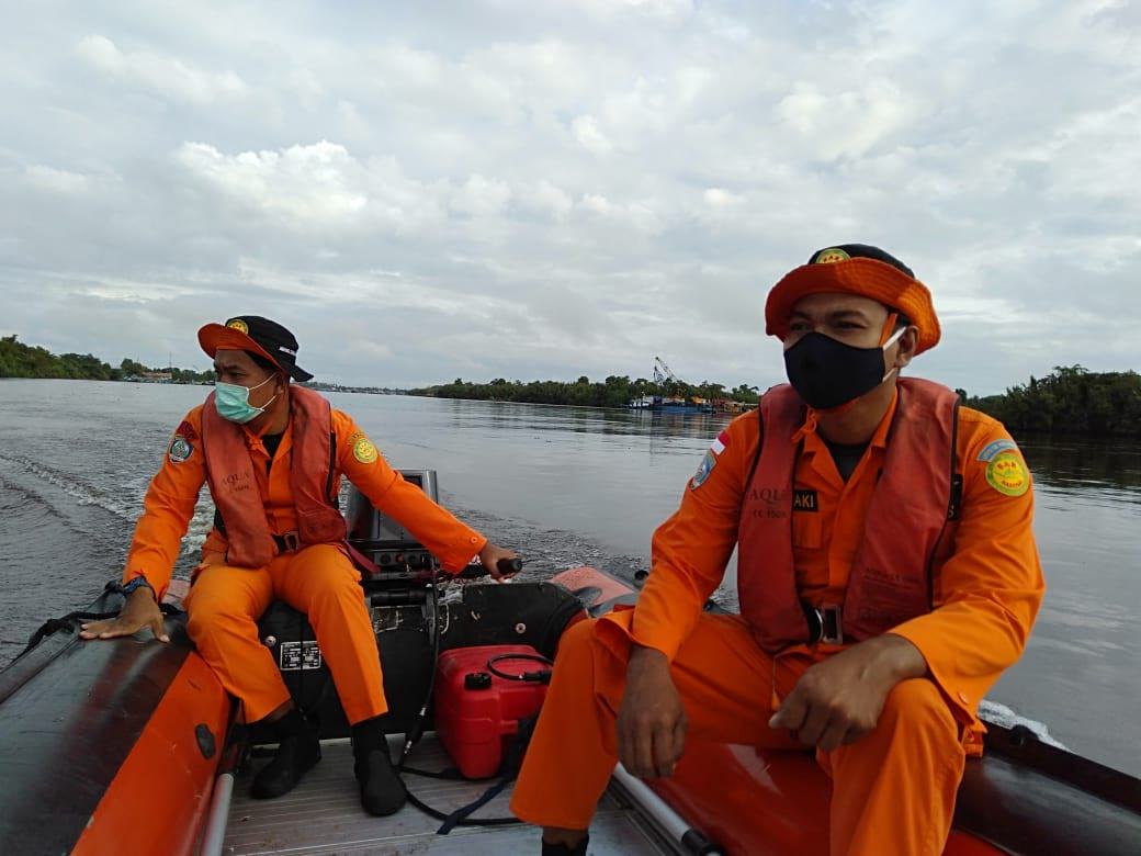 CARI KORBAN: Tim SAR Pos Ketapang mencari seorang ABK yang hilang di Sungai Pawan.  AHMAD SOFI/PONTIANAKPOST