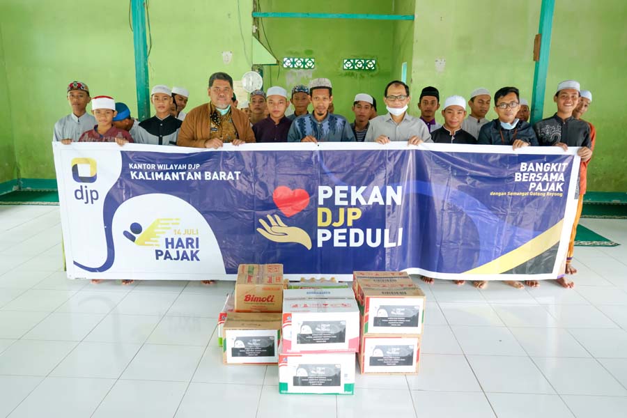 DJP PEDULI: Rombongan dari Kanwil DJP Kalbar foto bersama pengurus dan anak-anak Panti Asuhan Hidayatul Muslimin II. IST