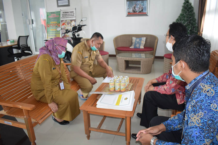 KOORDINASI: Kepala KP2KP Sekadau Firman Setia Nugraha saat melakukan koordinasi penghapusan NPWP Bendaharawan. IST