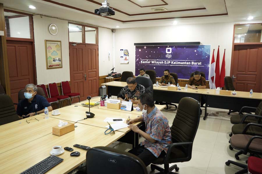 KOORDINASI: Kepala Kanwil DJP Kalimantan Barat Ahmad DJamhari, Beserta Kepala Bidang Kanwil DJP Kalbar saat rapat koordinasi terkait NPWP instansi pemerintah secara daring di ruang rapat Kanwil DJP Kalbar.  IST