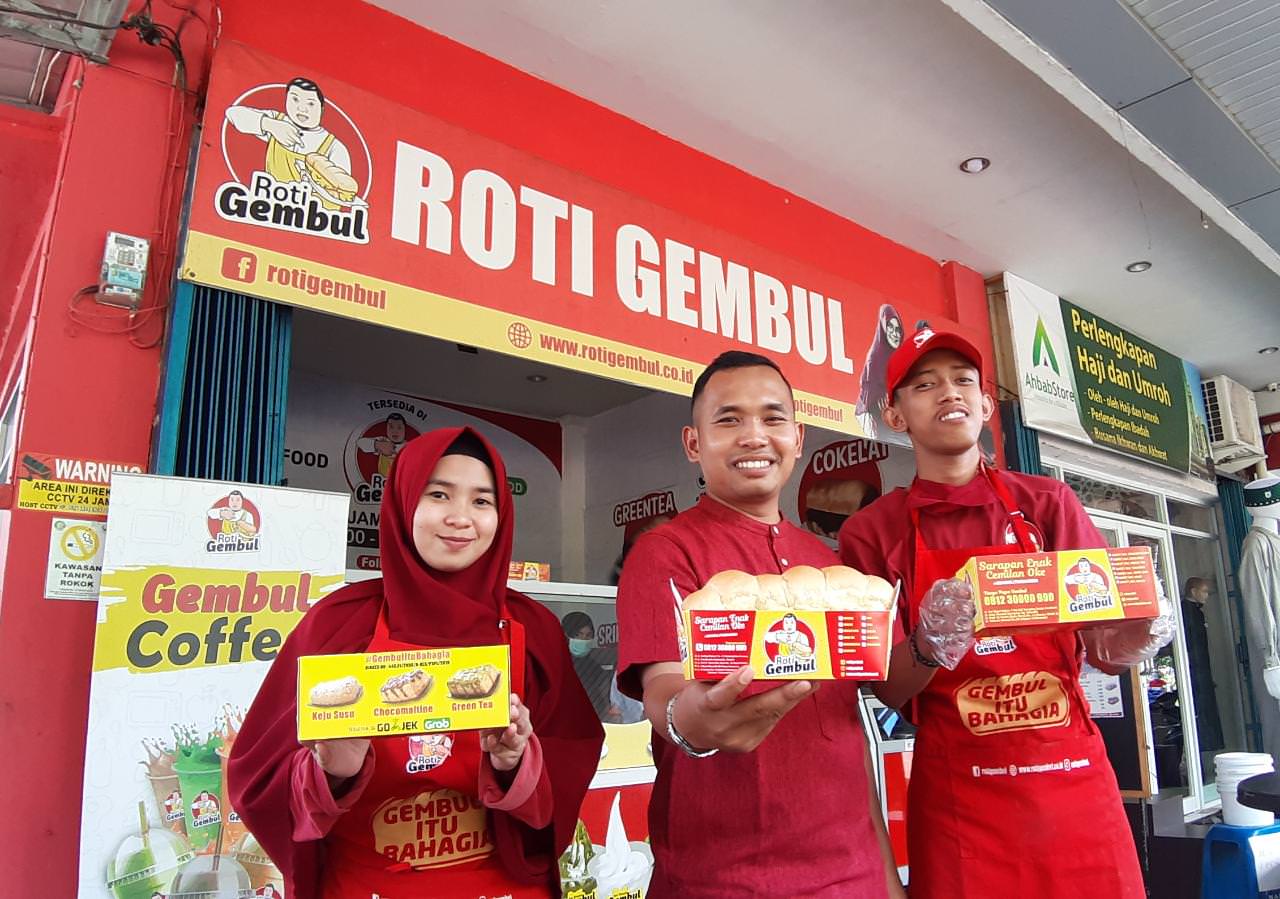 CARI BERKAH: Usaha Roti Gembol tak hanya mengejar keuntungan, namun juga keberkahan usaha. Siti/Pontianak Post