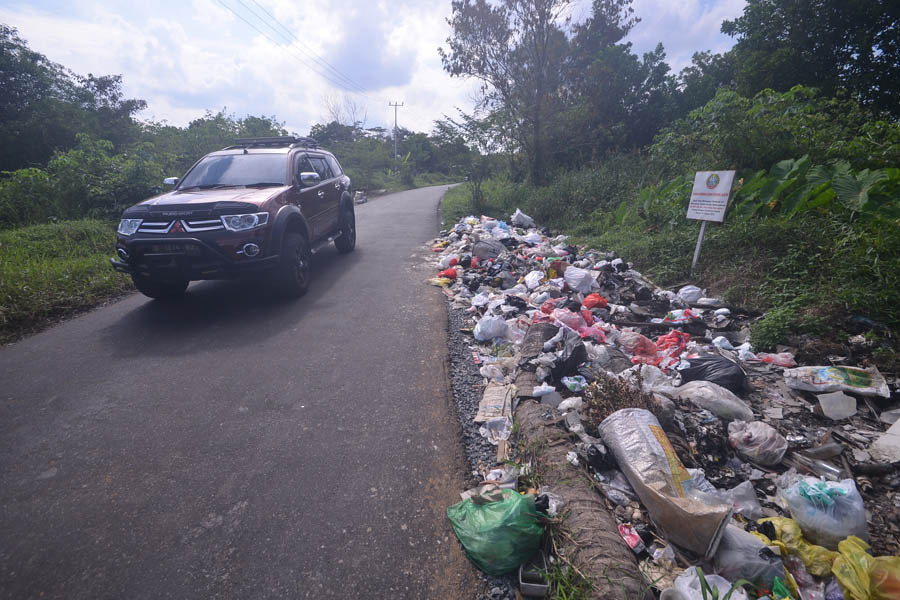 MENUMPUK: Terlihat sampah menumpuk di pinggir Jalan Parit Demang, meskipun sudah ada plang imbauan dilarang membuang sampah di jalan tersebut. MEIDY KHADAFI/PONTIANAK POST
