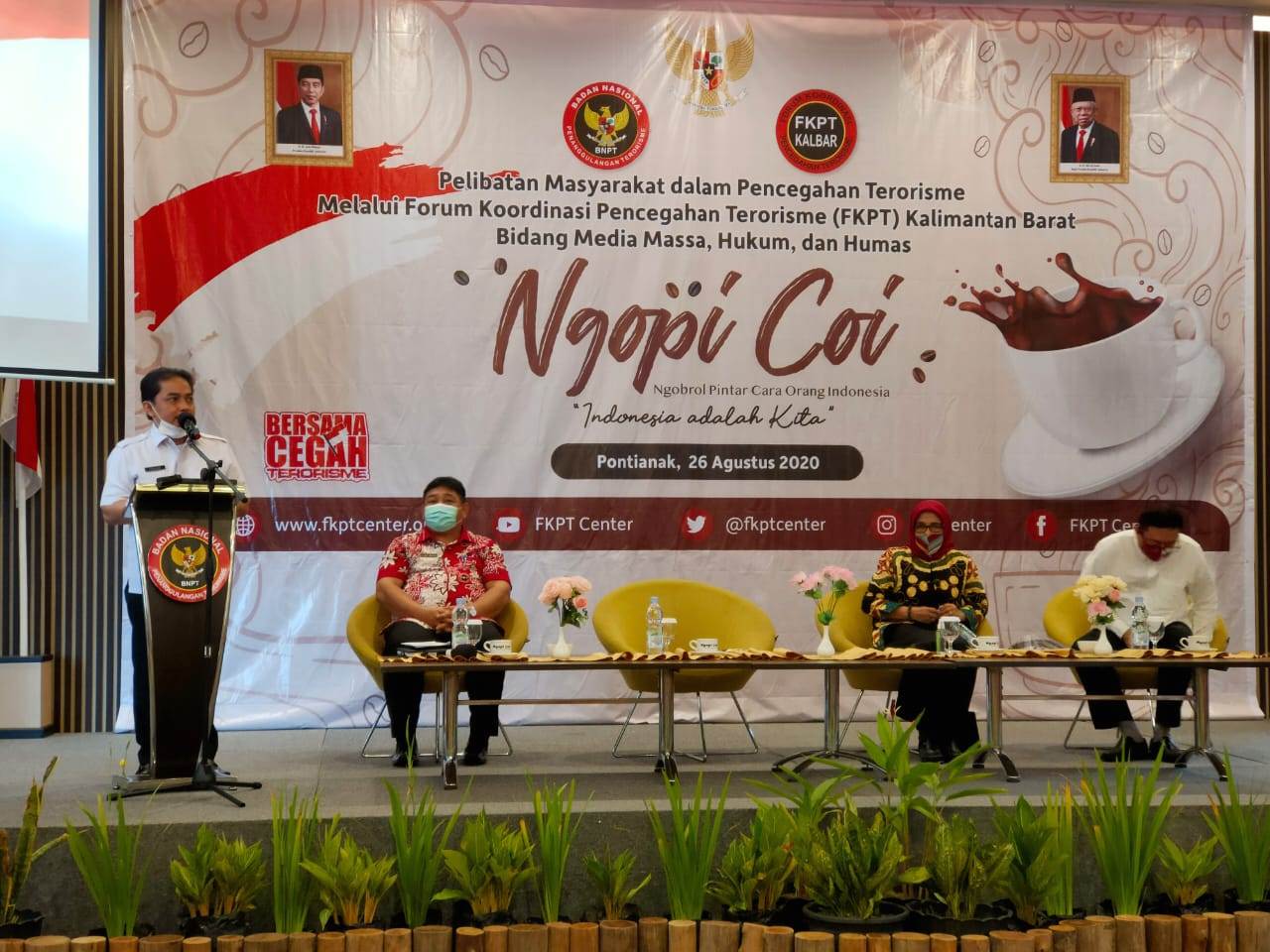 PENCEGAHAN : Wakil Wali Kota Pontianak Bahasan saat membuka kegiatan Pelibatan Aparatur Kelurahan/Desa tentang Literasi Informasi dalam Pencegahan Terorisme yang digelar Forum Koordinasi Pencegahan Terorisme (FKPT) Provinsi Kalbar di Hotel Orchardz Perdan