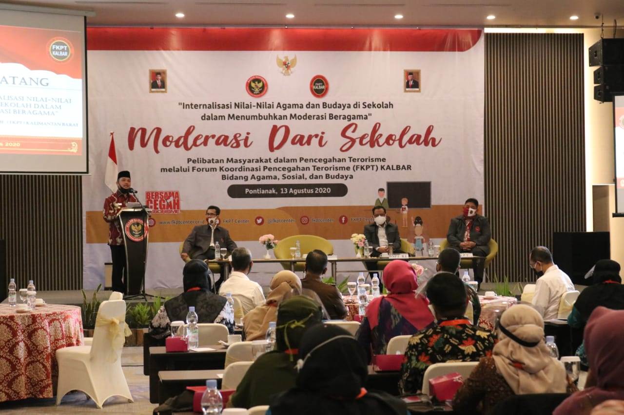 NILAI-NILAI AGAMA : Wagub Kalbar Ria Norsan saat membuka acara Internalisasi Nilai-Nilai Agama dan Budaya di Sekolah dalam Menumbuhkan Moderasi Beragama Melalui FKPT Kalbar Bidang Agama, Sosial dan Budaya, Kamis (13/8). BIRO ADPIM