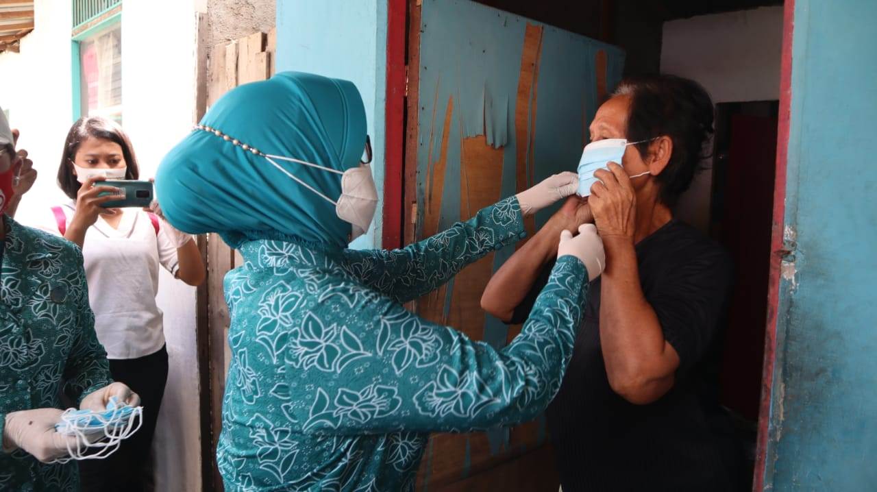 GEBRAK : Ketua TP-PKK Kalbar Lismaryani Sutarmidji mendatangi rumah warga di Pontianak Utara untuk memberikan bantuan masker lewat program gebrak masker se-Indonesia, Senin (17/8).  BIRO ADPIM