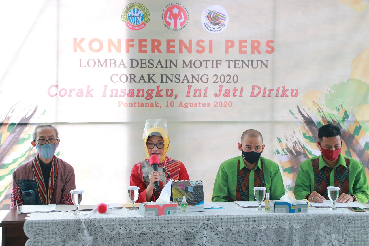 Ketua Dekranasda Pontianak Yeanita Arbiastuti dalam konpers lomba desain motif tenun corak insang 2020