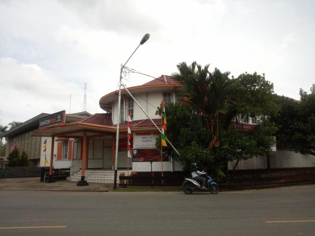 Lama sekali: Kantor Pos lama, saksi bisu hubungan komunikasi sejak masa koloniaL. Foto diabadikan Sabtu, (15/8). ARIS/pONTIANAK pOST