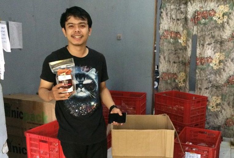 KERUPUK : Owner Kerupuk Mager Rama Prasuda, menunjukkan hasil produksi di rumah produksinya di Kota Singkawang belum lama ini. ISTIMEWA