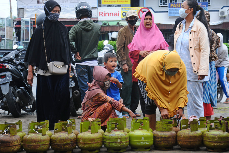 STOK ELPIJI: Warga terlihat mengantre untuk mendapatkan gas elpiji subsidi saat digelar operasi pasar. Stok yang cukup diharapkan menjadi solusi atas kelangkaan gas 3 kilogram tersebut. HARYADI/PONTIANAKPOST