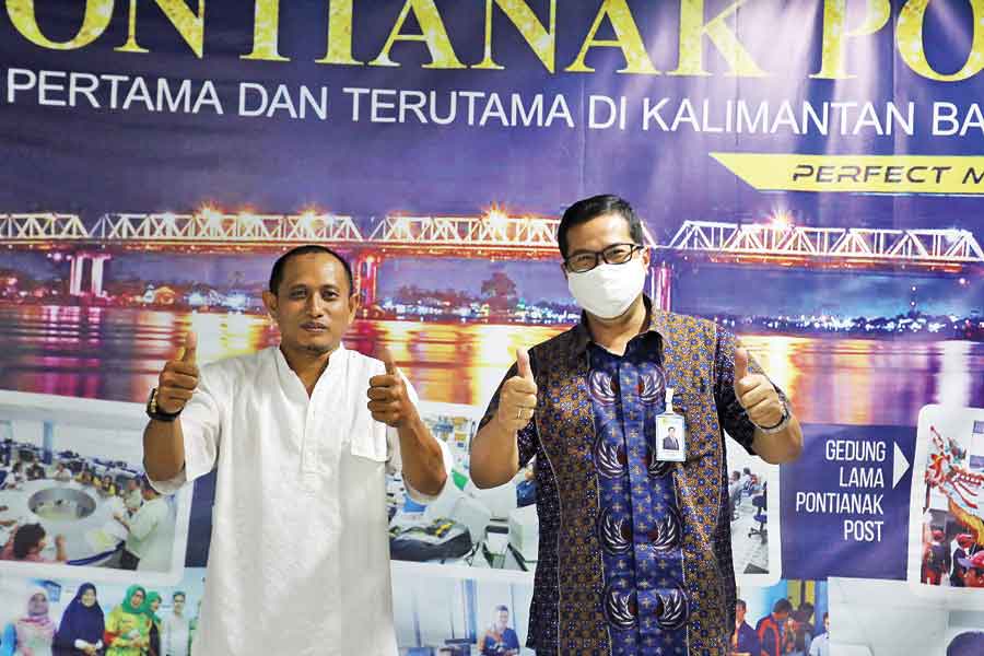 KUNJUNGAN: GM PLN Kalbar, Ari Dartomo berfoto bersama Manajer Pontianak Post, Khairulrahman saat berkunjung ke dapur Redaksi Pontianak Post. 