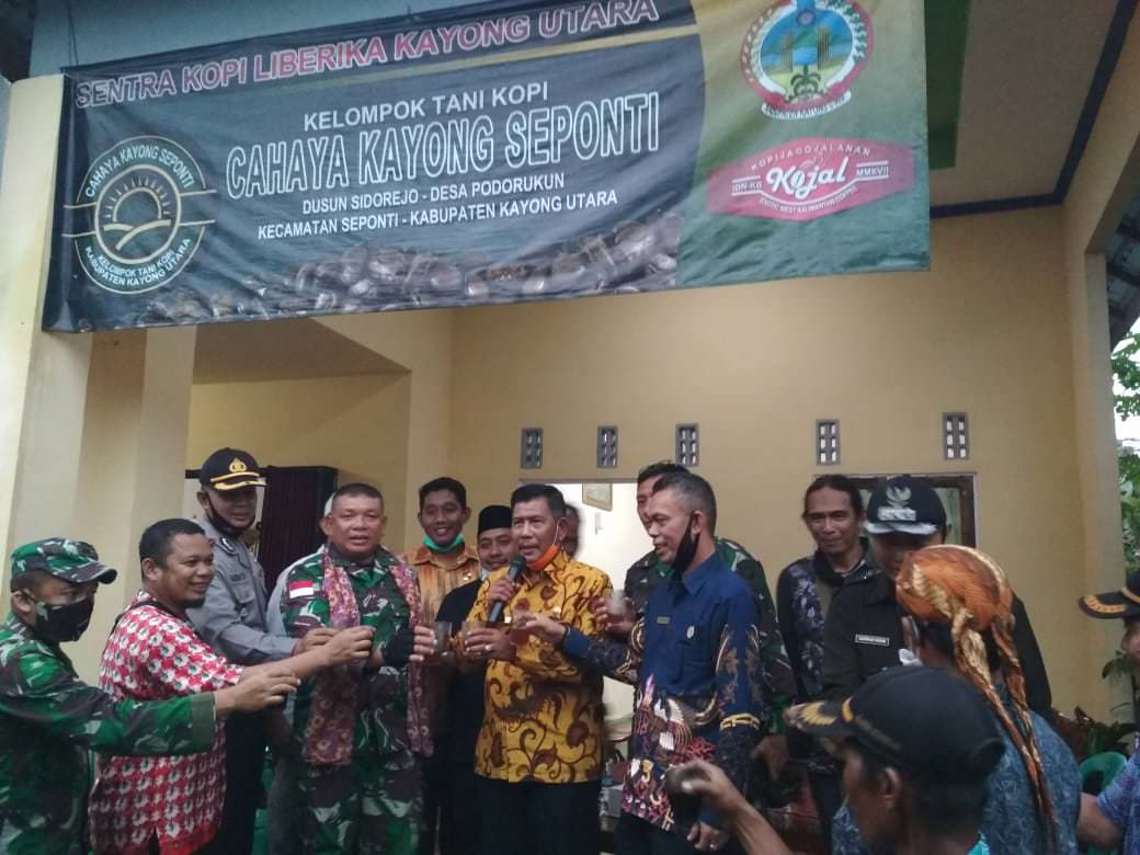 DEKLARASI : Bupati Kayong Utara Citra Duani, Danrem 121/Abw Brigjen TNI Rony, Ketua dan anggota DPRD serta tamu lainnya saat mendeklarasikan hari Kopi Kayong Utara. DANANG PRASETYO /PONTIANAK POST.