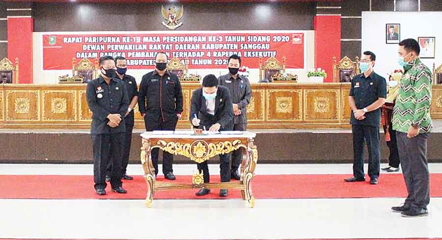 TANDATANGANI: Seluruh fraksi DPRD Sanggau menerima dan menyetujui empat Raperda Eksekutif Kabupaten Sanggau, yang kemudian dilanjutkan dengan penandatangan.