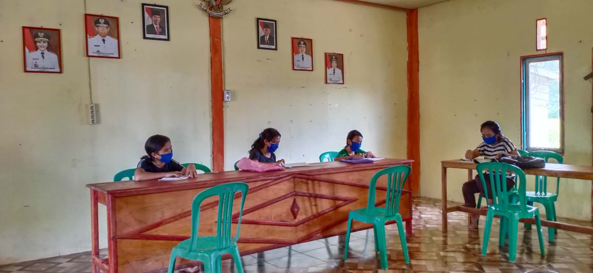Para siswa mengerjakan tugas sekolah daring dengan menggunakan aksis wifi di kantor Desa Tempoak, Kecamatan Menjalin Kabupaten Landak, beberapa waktu lalu. Foto Istimewa