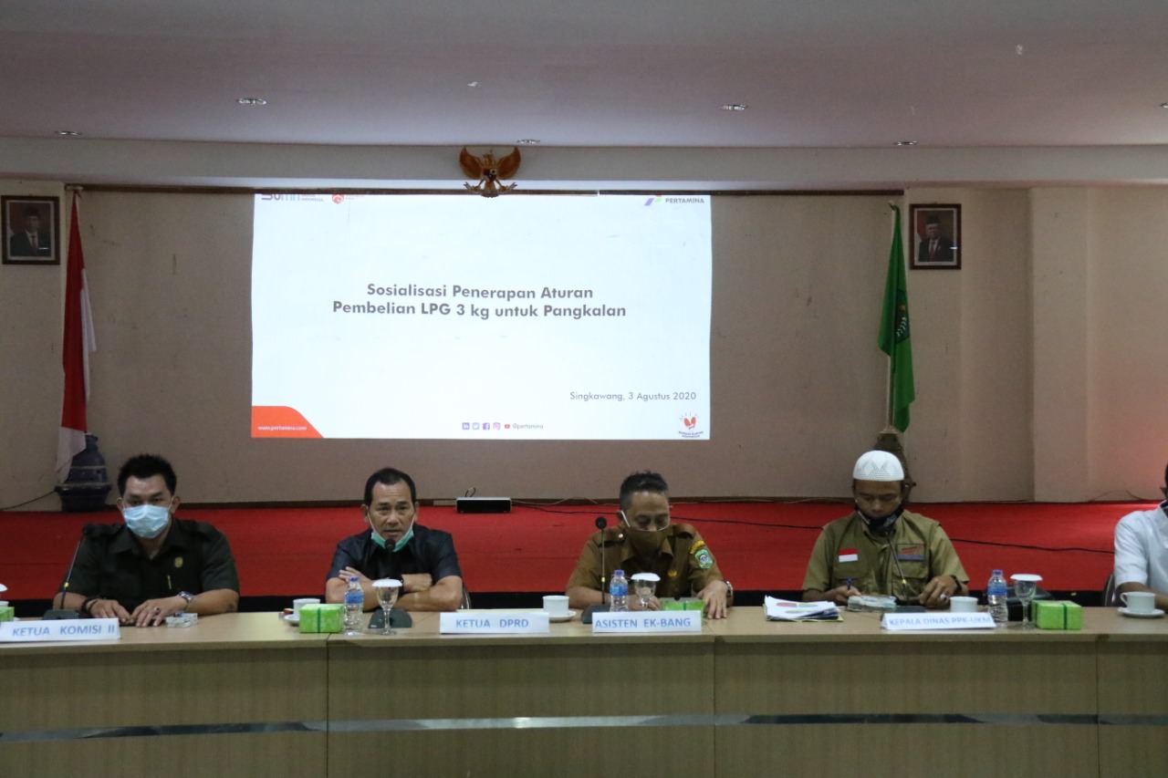 SOSIALISASI: Sosialisasi penerapan aturan pembelian gas LPG 3 kilogram untuk pangkalan yang dilangsungkan di basement Kantor Wali Kota Singkawang, Senin (3/8). HUMASKOT FOR PONTIANAK POST