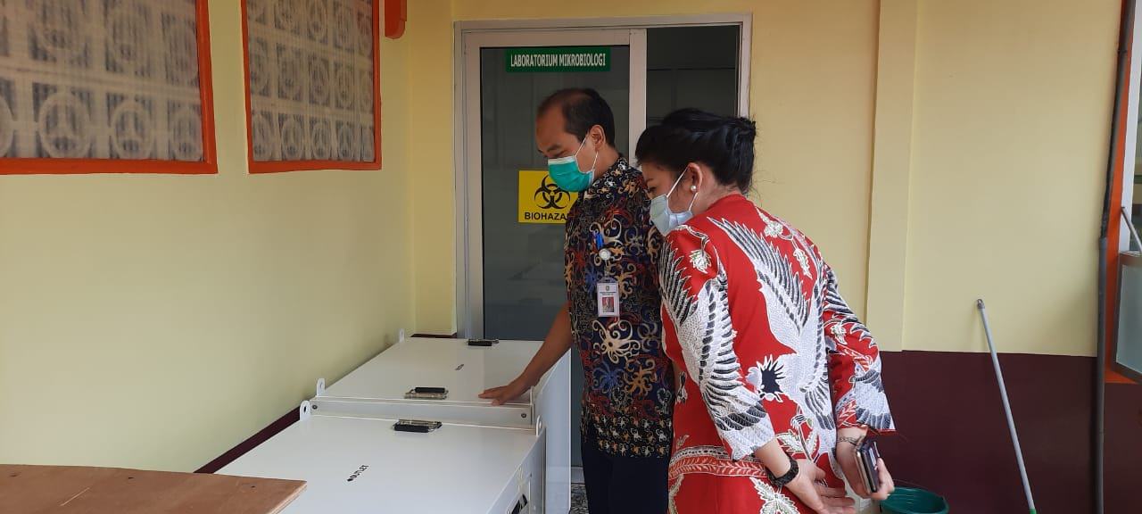 TINJAU LAB: Wali Kota Singkawang Tjhai Chui Mie saat mendengarkan penjelasan dari Direktur RSUD Abdul Aziz Singkawang, Ruchanihadi, saat melihat ruangan Laboratorium Mikrobiologi, kemarin (18/8). HARI KURNIATHAMA/PONTIANAK POST