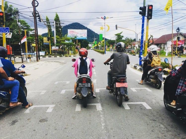 MARKA: Marka social distancing bagi kendaraan yang dirancang di perempatan lampu merah di Kota Singkawang. HARI KURNIATHAMA/PONTIANAK POST