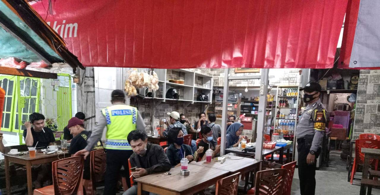 BERI IMBAUAN: Jajaran Polres Singkawang melalui polsek-polsek aktif melakukan patroli dan mengimbau warga menerapkan protokol kesehatan di pusat keramaian kota. HARI KURNIATHAMA/PONTIANAK POST