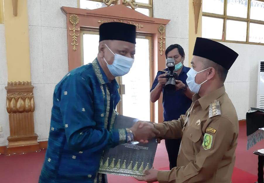 PENYERAHAN SK: Bupati Sambas, Atbah Romin Suhaili, menyerahkan SK Pensiun kepada 133 Aparatur Sipil Negara (ASN) di Aula Utama Kantor Bupati Sambas, Senin (3/8). HUMASKAB FOR PONTIANAK POST