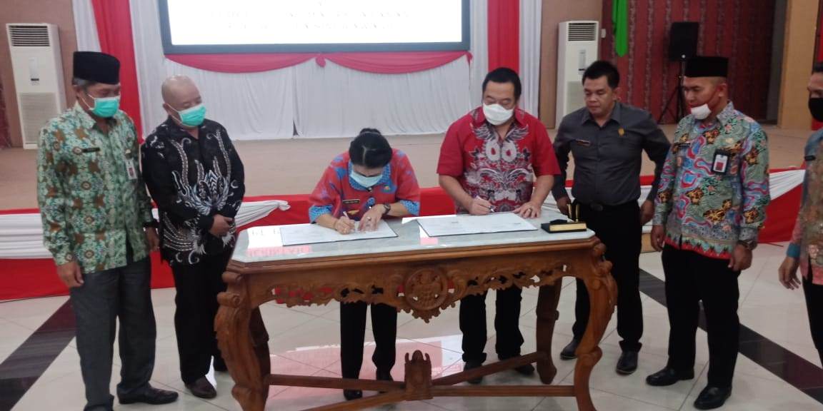 TANDA TANGAN: Wali Kota Singkawang Tjhai Chui Mie melakukan penandatanganan kesepakatan bersama dan perjanjian kerja sama antara Pemkot Singkawang dan  PT. Putra Sinka Sukses, Kamis (30/7). HUMASKOT FOR PONTIANAK POST