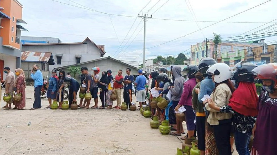 RAMAI: Warga Desa Hilir Tengah, Kecamatan Ngabang mengantre untuk mendapat gas elpiji 3 kilogram pada kegiatan operasi pasar, Senin (3/8) lalu. ISTIMEWA