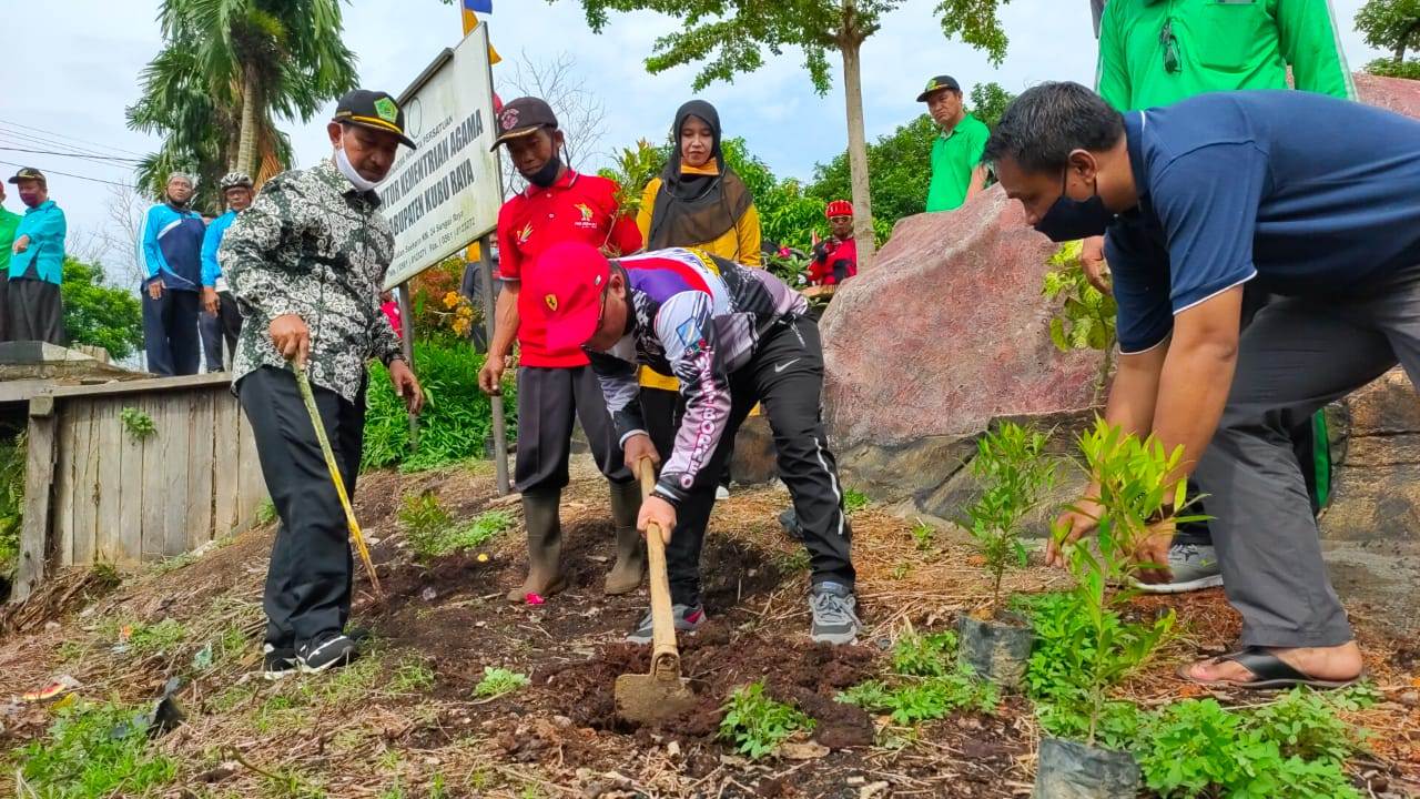 MENCANGKUL: Wakil Bupati Kubu Raya, Sujiwo bersama sejumlah komunitas sepeda turut menanam dan menata taman milik Dharma Wanita Persatuan (DPW) Kementerian Agama Kabupaten Kubu Raya, Sabtu (29/8). ISTIMEWA