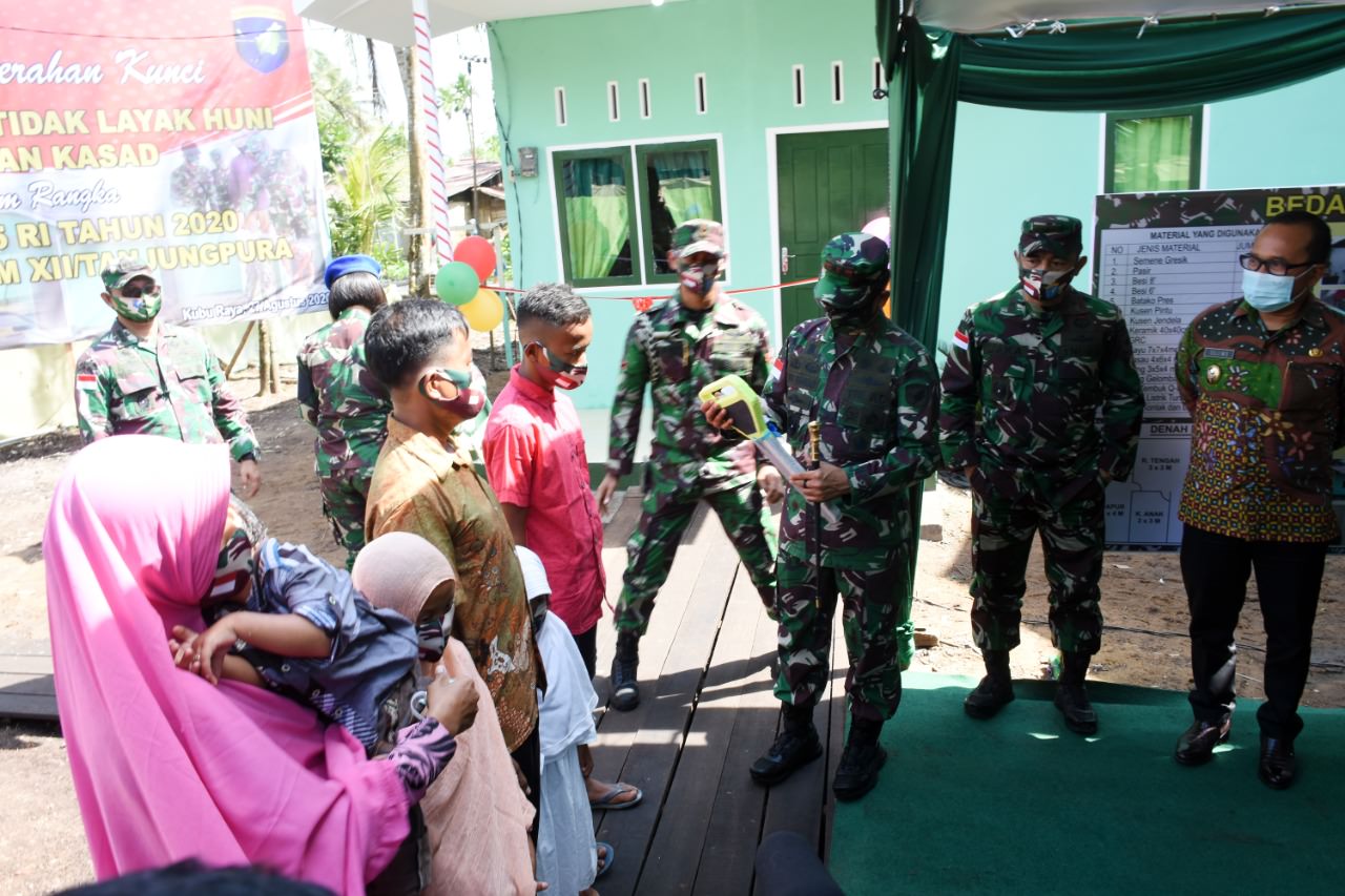 PENYERAHAN KUNCI: Wakil Bupati Kubu Raya Sujiwo menghadiri penyerahan kunci rumah warga yang dibedah di Desa Kuala Ambawang, Kecamatan Sungai Ambawang, Kamis (27/8). PROKOPIM KUBU RAY FOR PONTIANAK POST
