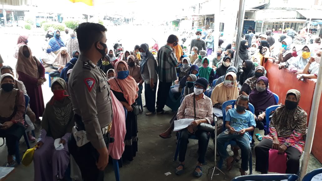 Antre: Suasana antrean masyarakat penerima BST di Kantor Pos Sui Pinyuh. Istimewa