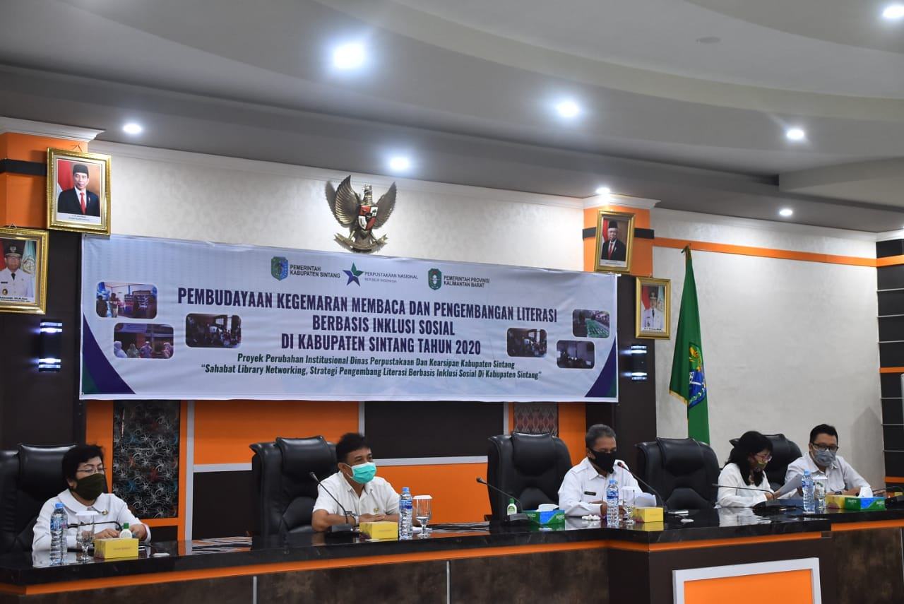 BAHAS LITERASI: Asisten Perekonomian dan Pembangunan Setda Sintang, Yustinus bersama instansi terkait membahas pengembangan literasi berbasis inklusi di Balai Praja Kantor Bupati Sintang, kemarin. FOTO ISTIMEWA