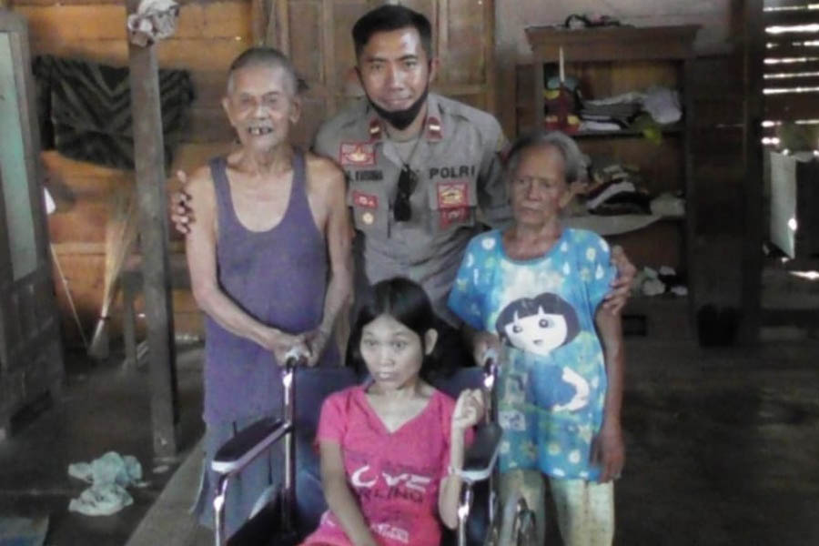 BERBAGI: Kapolsek Sungai Tebelian, Ipda Effendhy Kusuma tengah melakukan kunjungan ke rumah warga dalam rangka tali asih di Desa Bonet Lama, Kecamatan Sungai Tebelian, kemarin.  FOTO ISTIMEWA