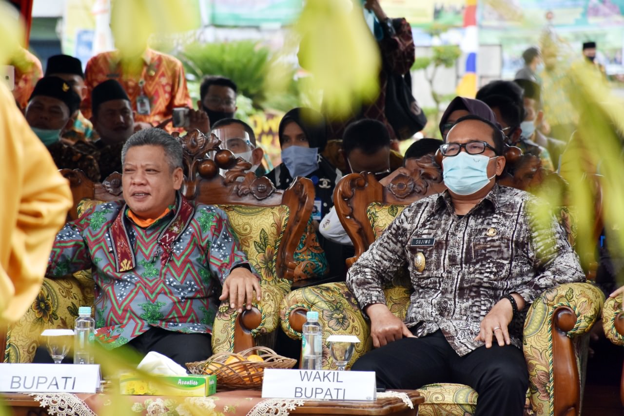 KANTOR PELAYANAN: Bupati Kubu Raya, Muda Mehandrawan didampingi Bupati Kubu Raya, Sujiwo dan sejumlah pihak lainnya meresmikan PTSP di Kantor Kemenag Kubu Raya.  IST-PROKOPIM KUBU RAYA