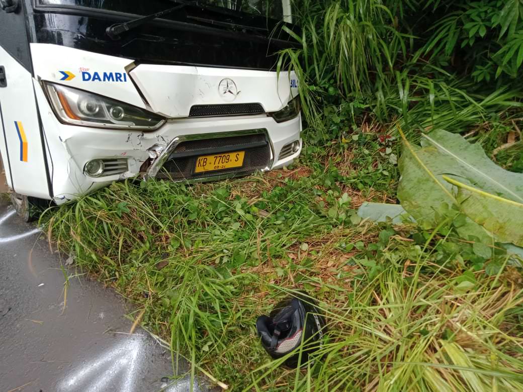 LAKA LANTAS : Pengendara sepeda motor tewas setelah bertabrakan dengan bis Damri di ruas jalan provinsi antara Nanga Tayap-Pemahan pada Minggu (16/8). ISTIMEWA