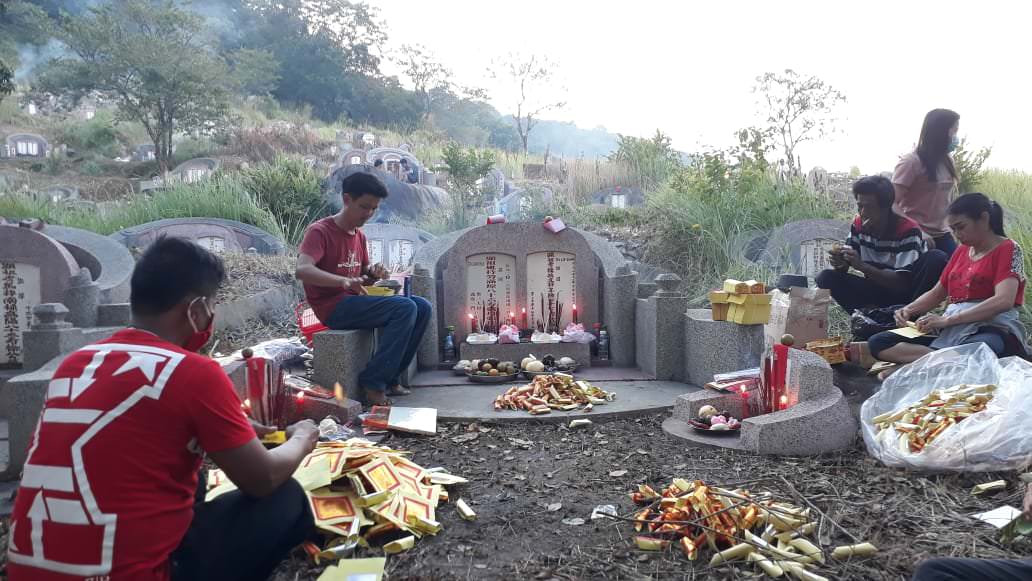 MENDOAKAN KELUARGA: Masyarakat Tionghoa melaksanakan ritual sembahyang kubur di Bukit Seliung.