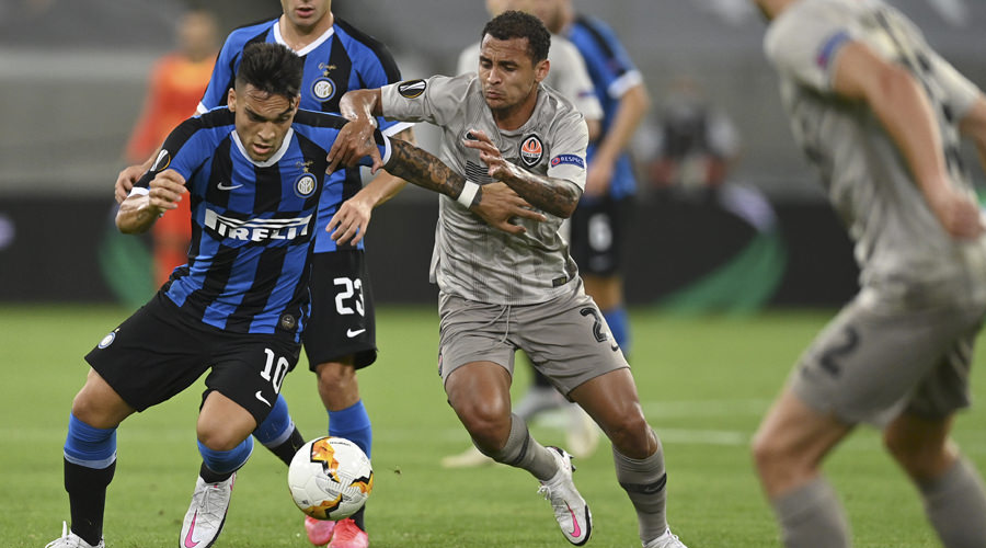 MENANG : Pemain Inter Milan, Lautaro Martinez, (kiri) dan pemain Shakhtar Donetsk, Alan Patrick, saat berjibaku di laga semifinal Liga Europa di Stadion Merkur Spiel-Arena, Duesseldorf, Jerman. Inter menang 5-0. FOTO : Sascha Steinbach / POOL / AFP