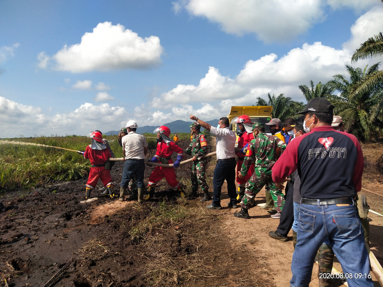 SIMULASI : Artha Graha Peduli (AGP) melalui unit usaha PT PAS bersama anak perusahaan PT MAR yang berlokasi di Kabupaten Kubu Raya saat menggelar Apel Siaga dan Simulasi Karhutla, Jumat (7/8).