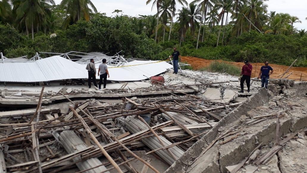 MENDADAK AMBRUK: Kondisi bangunan Kantor Desa Sungai Purun Besar, Kecamatan Segedong, Kabupaten Mempawah yang roboh, Sabtu (15/8). Wakil Bupati Mempawah, H Muhammad Pagi turun langsung ke lokasi proyek untuk melihat situasi.  WAHYU ISMIR/PONTIANAKPOST