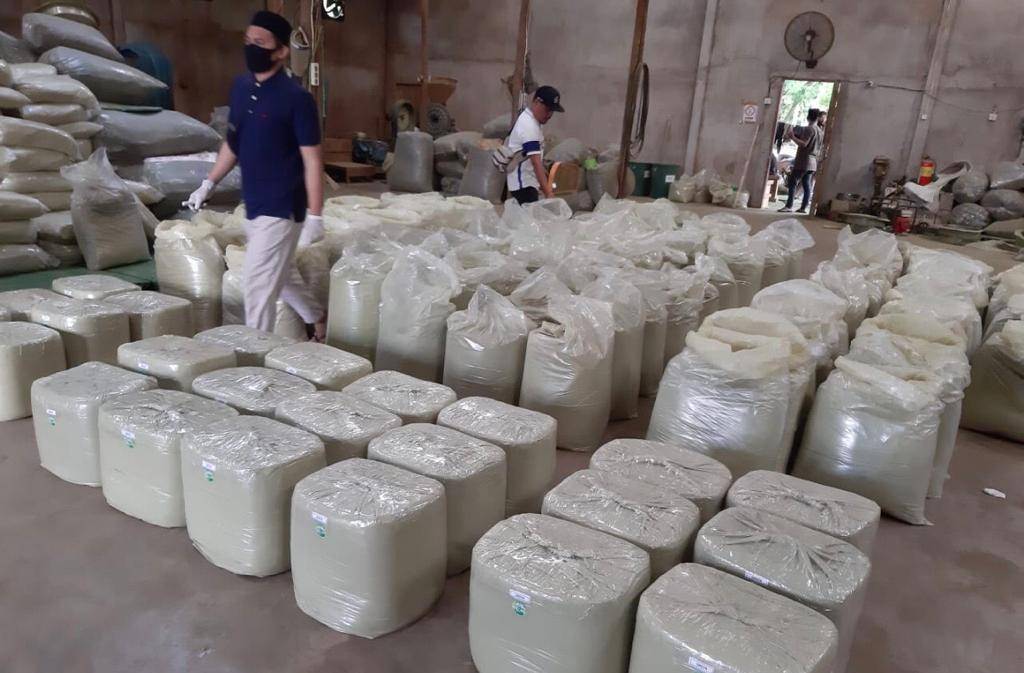 KOMODITAS EKSPOR: Sejumlah pekerja melakukan pengemasan bubuk kratom di salah satu gudang pengolahan di Pontianak. Bubuk kratom ini akan diekspor ke berbagai negara. Foto bawah, daun kratom sedang dijemur oleh petani.  ARIEF NUGROHO/PONTIANAK POST