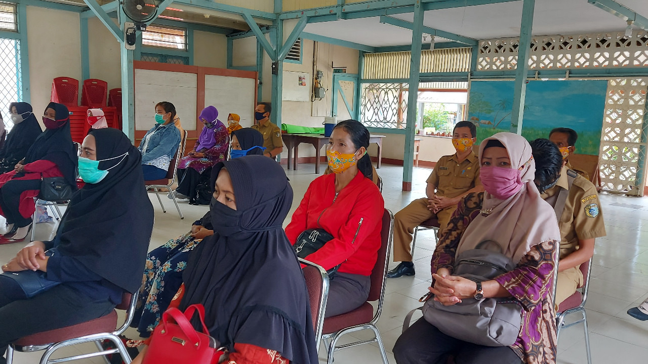 SERIUS: Para peserta dari Industri Kecil dan Menengah (IKM) yang ada di Kabupaten Sintang sedang serius menyimak pemaparan pelatihan peningkatan kapasitas untuk produk lokal berbahan rotan dan bembang. FOTO ISTIMEWA