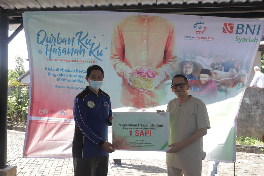 PENYERAHAN: Proses penyerahan hewan kurban dalam Program Qurbanku Hasanahku yang digelar BNI Syariah. IST