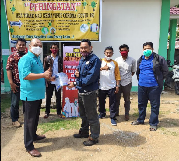 BANTUAN APD: Ketua Jurusan Teknik Elektro, Erick Radiwitya, S. ST, MT (kanan) memberikan secara simbolis APD pelindung wajah yang diterima dr. Denny Yuliandi Chonidi (kiri), Kepala Puskesmas Sungai Awan dalam pelaksanaan PKM, Sabtu (25/7).  IST    